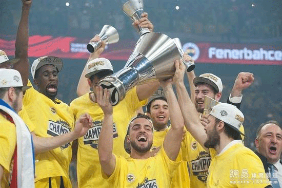 这哥们看起来有点复古球员的感觉啊